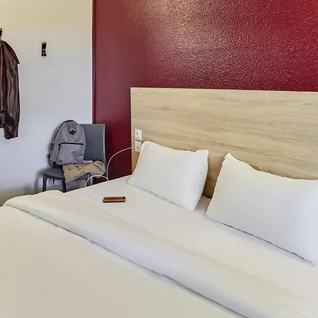 Отель Hotelf1 Frejus Sur Argens Рокбрюн-сюр-Аржан